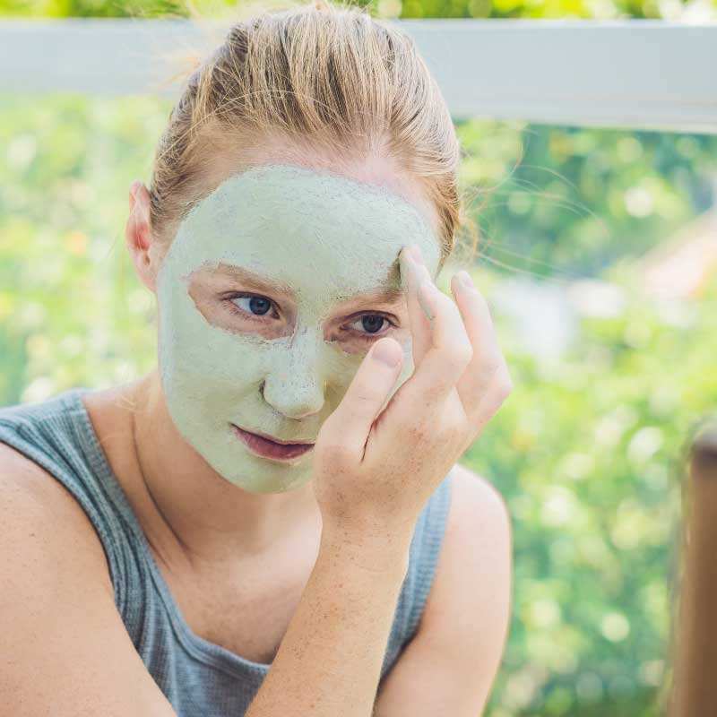 zelena maska na licu